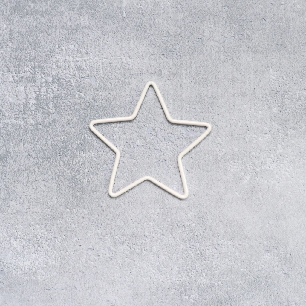 Kovová dekorační hvězda 8 cm v bílé barvě – kovový základ pro závěsné, svatební a vánoční dekorace